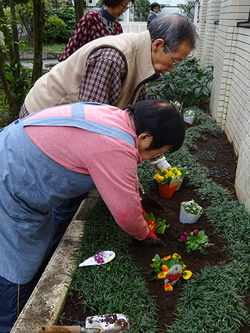 4面①活動の様子（花壇活動）ボラの日.png