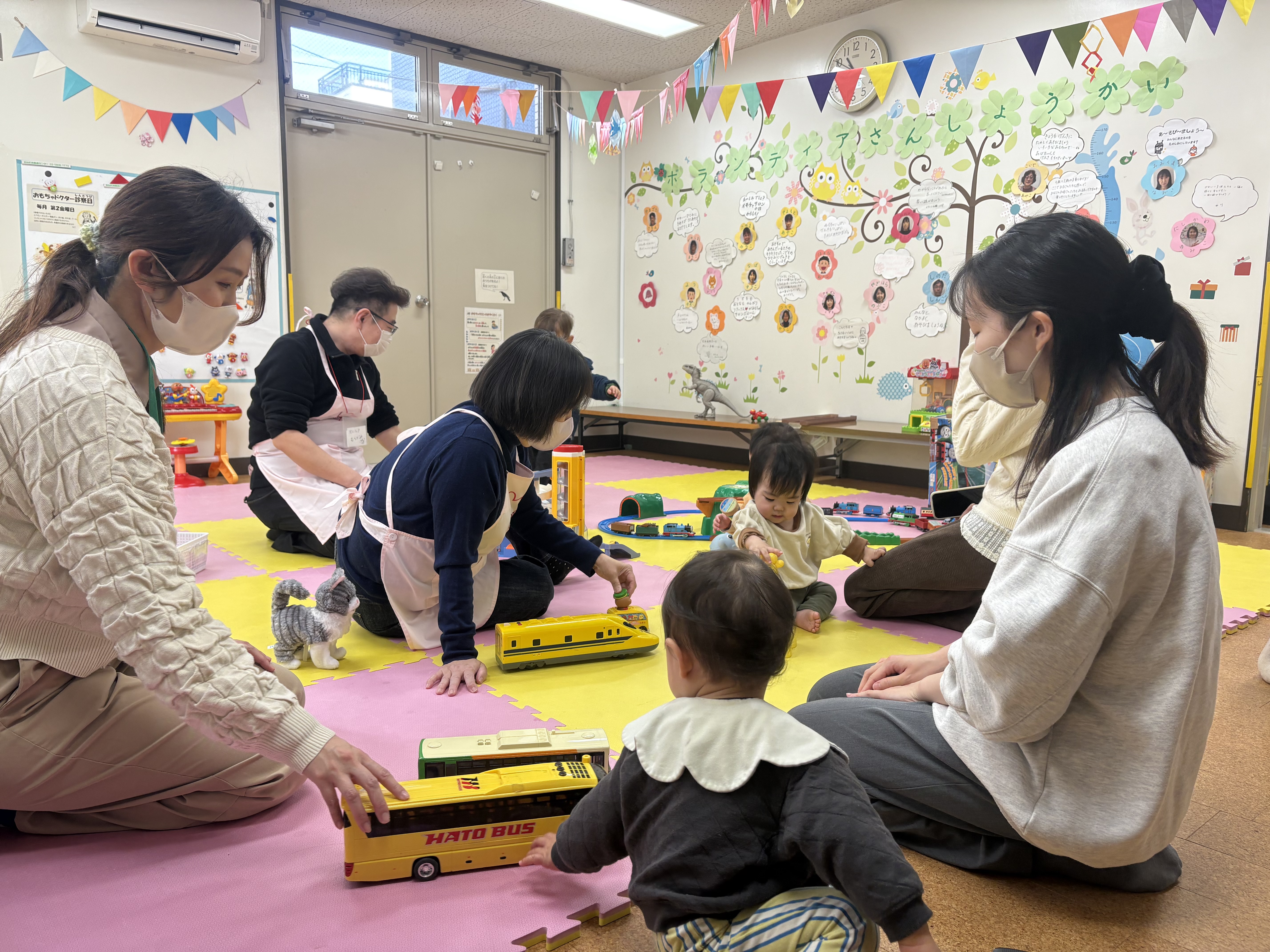 おもちゃで遊ぶ子供のイメージ