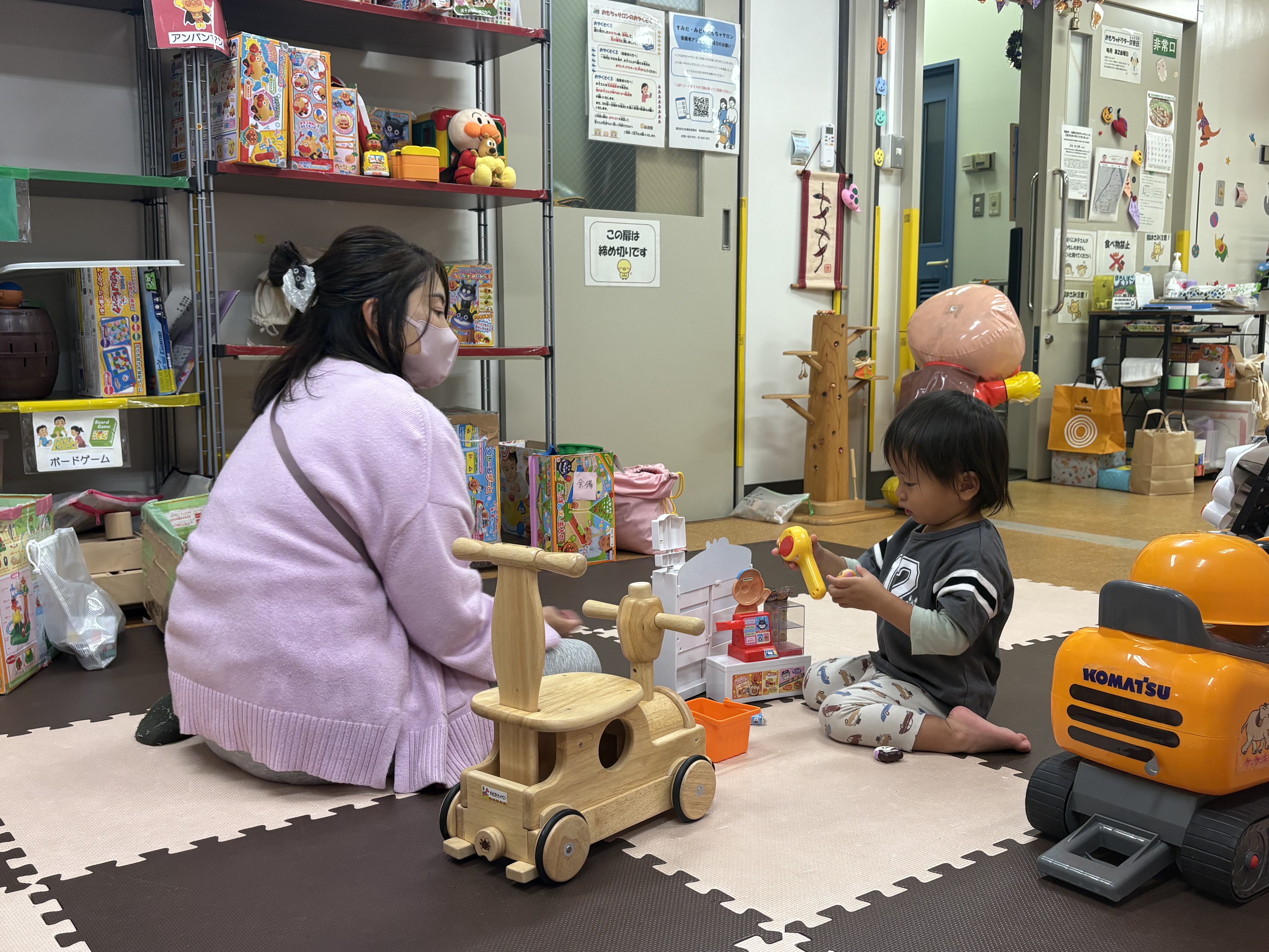 おもちゃで遊ぶ子供のイメージ
