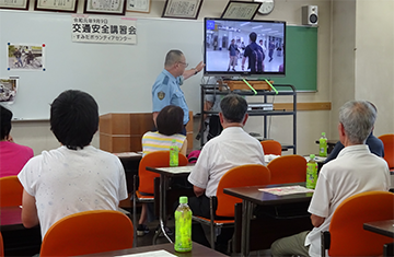 ４面②年に２回、安全運転講習会を行います.png