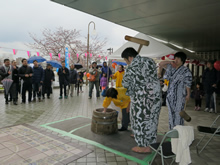 昨年度「チャリティ餅つき大会」 隅田公園　桜橋デッキスクエア